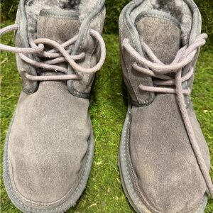 UGG  Neumel Gray Suede Chukka Boots shearling lining size 6